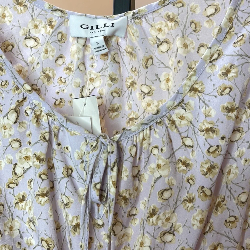 NWT Gilli Floral Top - Picture 4 of 4